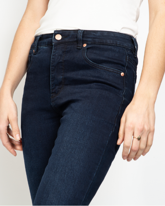 THE CORE DENIM JEANS IN DARK WASH